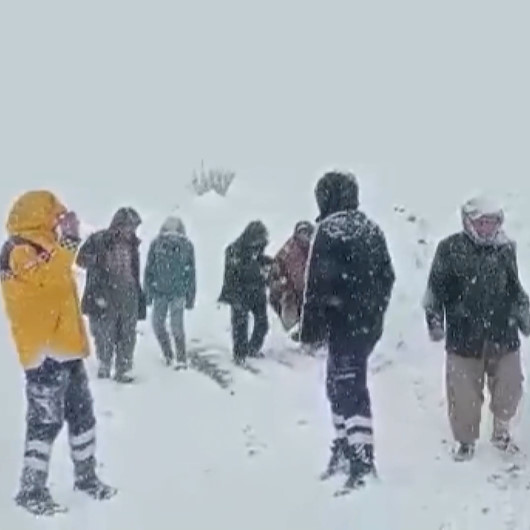 Hakkaride ekipler karlı yolları aşarak rahatsızlanan hastaya ulaştı