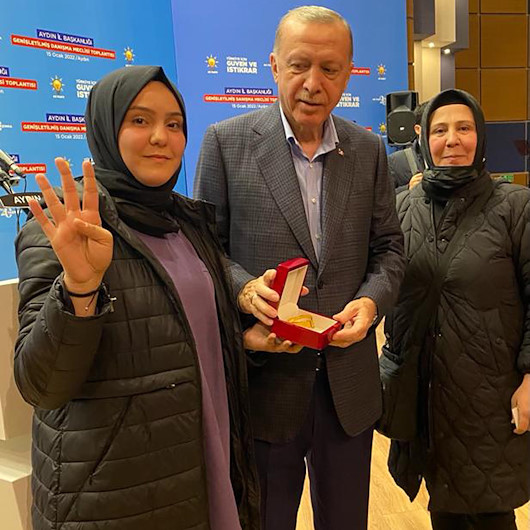 Cumhurbaşkanı Erdoğandan üniversite öğrencisine bilezik hediyesi