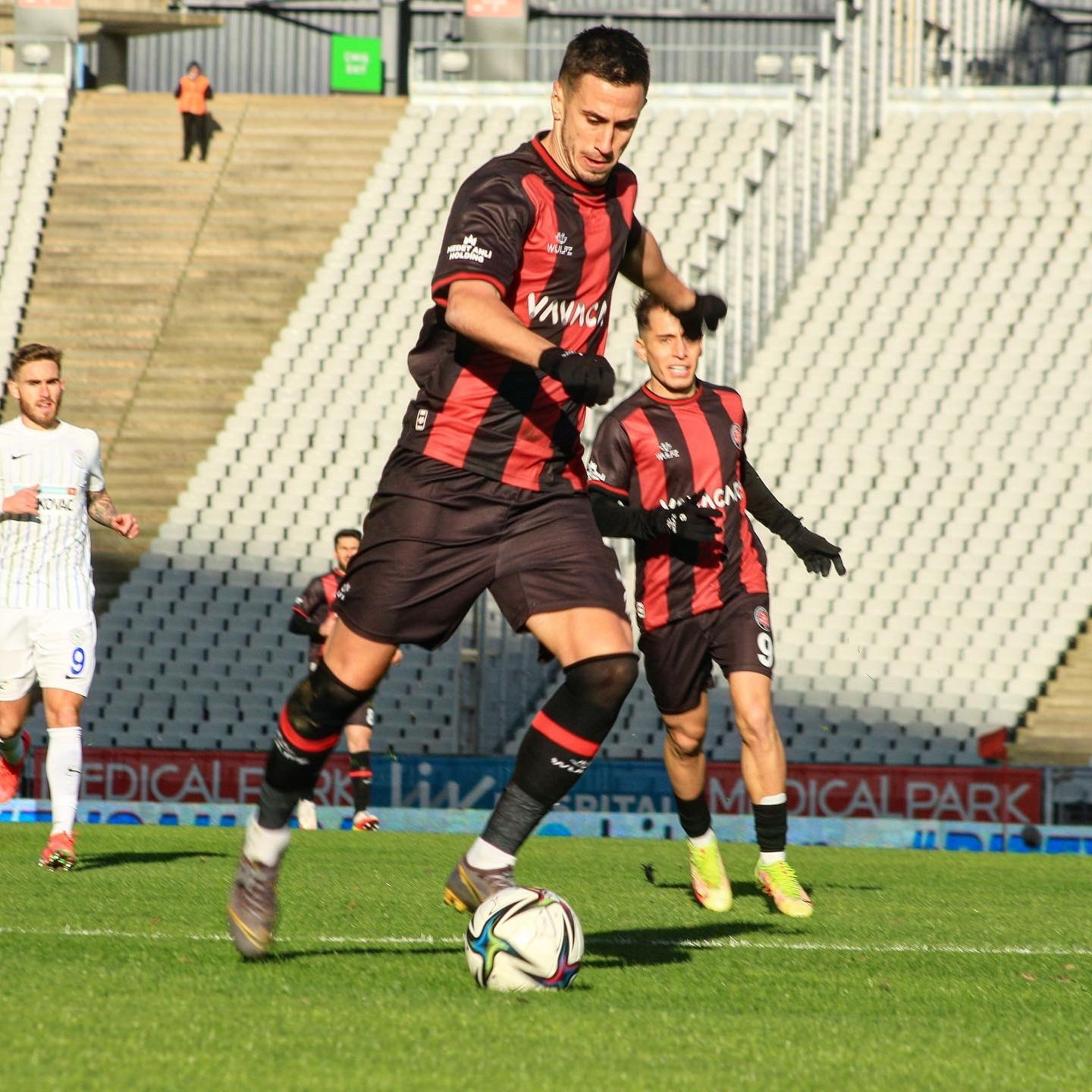 Süper Lig'de 12 kez fileleri havalandıran Pesic, gol krallığı yarışında zirvede yer alıyor.