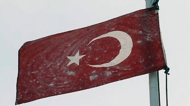Ardahan kırsalındaki Yiğitler Hudut Karakolu'nda termometre sıfırın altında 20 dereceyi gösterirken bölgedeki bir üs bölgesinde soğuktan donan Türk bayrağı. 