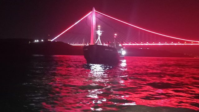 Makine arızası veren gemi nedeniyle Boğaz trafiği askıya alındı