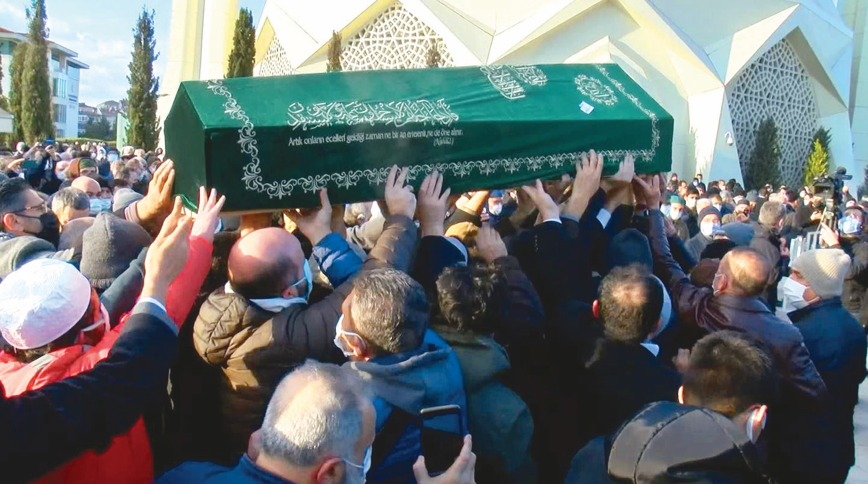 90 yaşında hayatını kaybeden yazar için Marmara İlahiyat Fakültesi Camisinde cenaze töreni düzenlendi. 