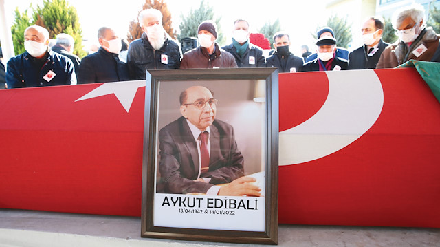 Millet Partisi Genel Başkanı Aykut Edibali İstanbul’da son yolculuğuna uğurlandı. Öğle namazını müteakip kılınan namazın ardından Edibali’nin cenazesi, aile kabristanlığında toprağa verildi.