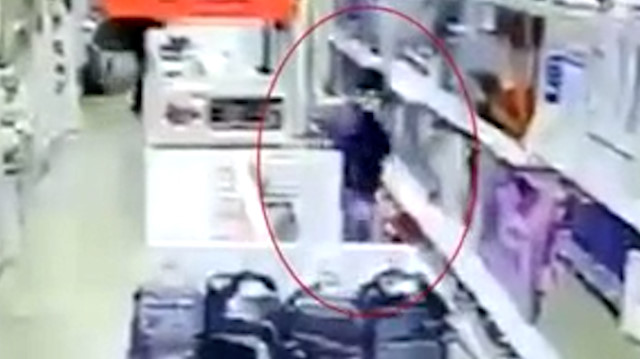Şişli'de girdiği mağazadan kulaklık çalan hırsız kamerada