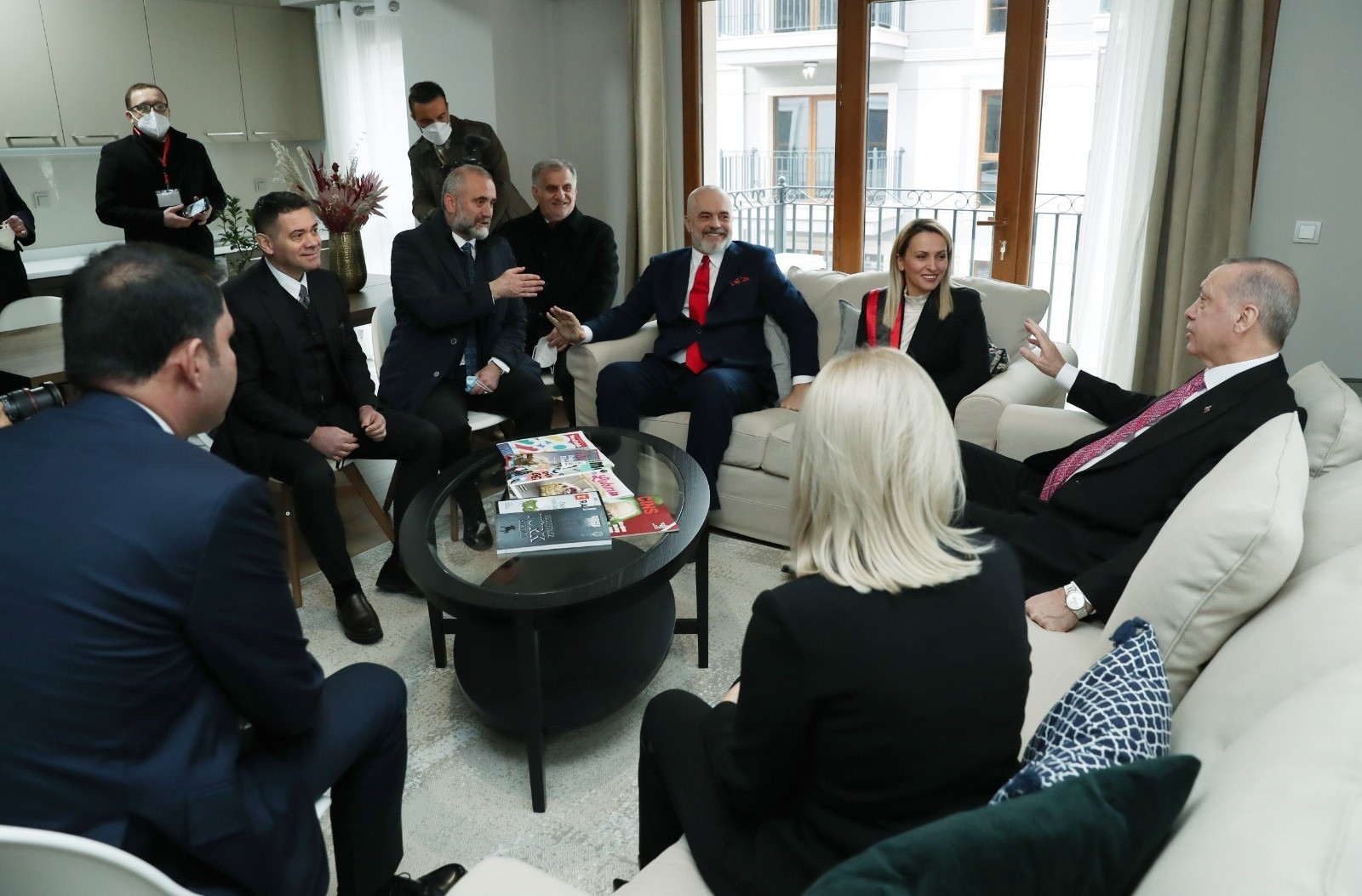 Albayrak Grubu Yönetim Kurulu Başkanı Ahmet Albayrak, örnek daire hakkında Cumhurbaşkanı Erdoğan ve Arnavutluk Başbakanı Edi Rama'yı bilgilendirdi.