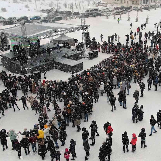 Ünlü şarkıcıya tepki yağıyor: Hava soğuk dedi sahneye çıkmadı