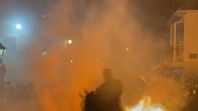 İspanya'da 400 yıllık hayvan haklarına aykırı gelenek: Atlar ateş üzerinden atlatıldı