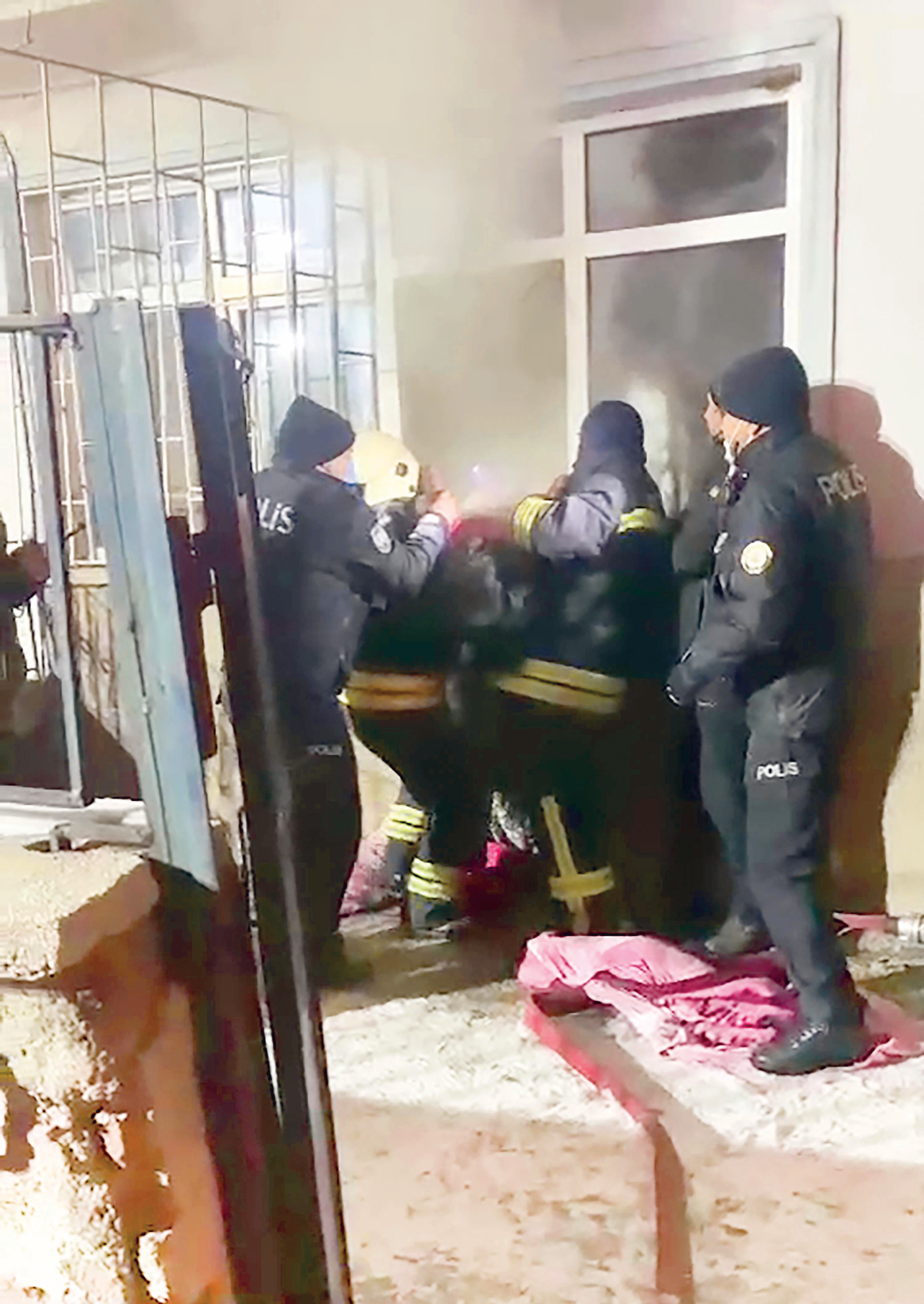 Pencereden içeri giren ekipler aileyi son anda kurtardı.
