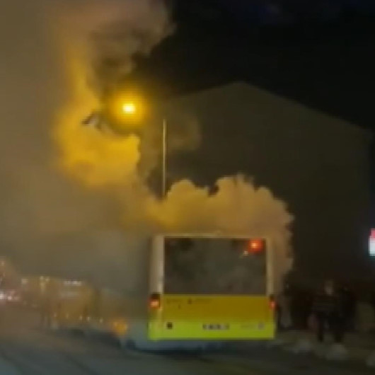 Arızalanan İETT otobüsünden yükselen dumanlar korkuttu