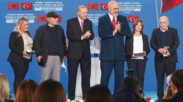 Cumhurbaşkanı Recep Tayyip Erdoğan, Arnavutluk Başbakanı Edi Rama ile birlikte  Arnavutluk’ta depremzedeler için inşa  edilen konutların teslim törenine katıldı.