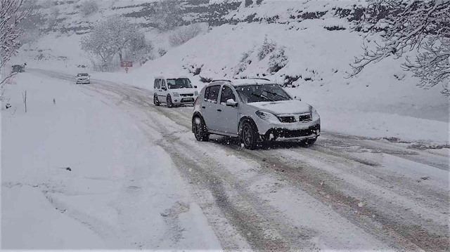 Karabük’te sürücülerin karla imtihanı: Araçlar yolda kaldı