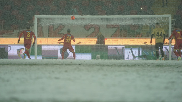 Gaziantep FK-Yeni Malatyaspor maçında penaltının direkten döndüğü an.