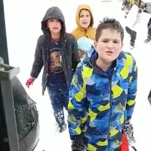 Çocuklar iş makinesinin önünü kesmişti: Başkan söz verdi