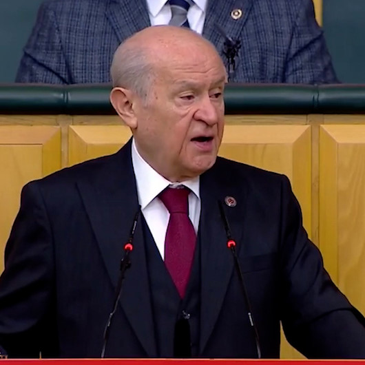 Bahçeliden Sezen Aksuya: Serçeysen serçeliğini bil kuzgunluğa heves etme