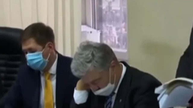 Ukrayna eski Devlet Başkanı Poroşenko mahkemede uyuyakaldı