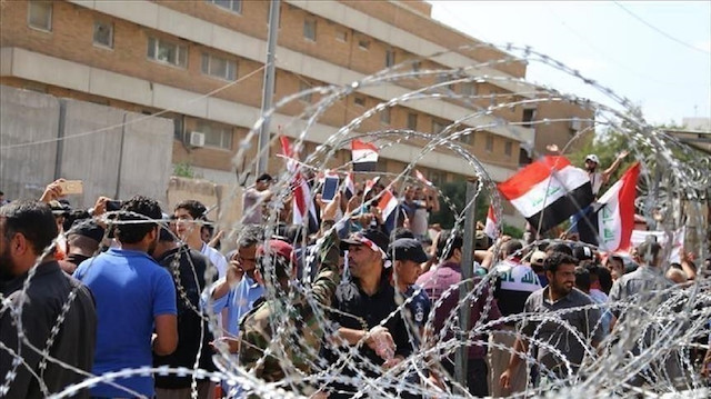 ​​العراق.. مطالبون بالتوظيف يغلقون مبنى الإدارة المحلية في كربلاء