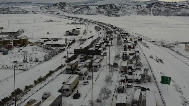 Kardan kapanan Tarsus-Adana-Gaziantep yolunda araç kuyruğu dronla görüntülendi