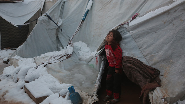 Suriye'nin kuzeyindeki sığınma kamplarında kar yağışı sonucu birçok çadır çöktü