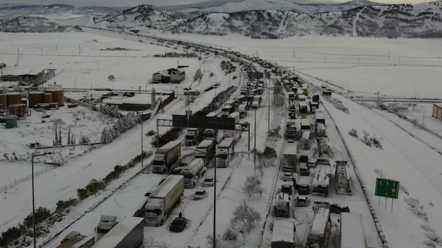 Kar yağışından dolayı kapanan TAG Otoyolu ulaşıma açıldı