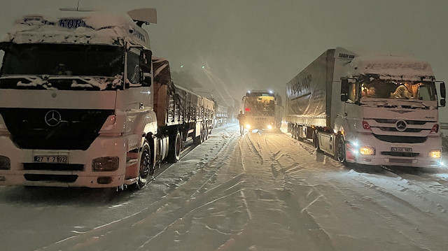 Tarsus-Adana-Gaziantep (TAG) Otoyolu yoğun kar yağışı nedeniyle ulaşıma kapandı.
