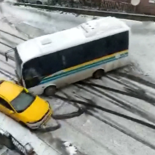 Zonguldakta kar nedeniyle kayan otobüs taksiye çarptı: O anlar kamerada