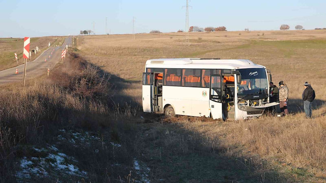 Yolcu otobüsü tarlaya uçtu: 8 yaralı