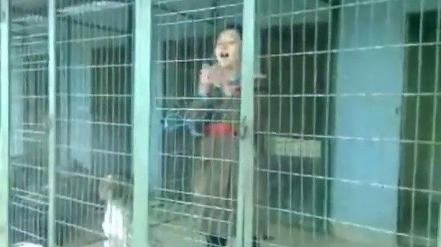 Kendini kafese kilitleyerek köpek gibi havladı: Ben bugün köpeklerin sesiyim