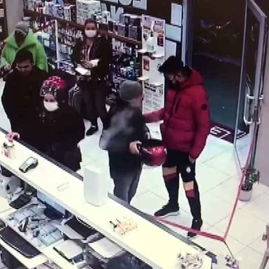Antalyada cezaevi firarisi kasklı girdiği eczanede baltayı taşa vurdu