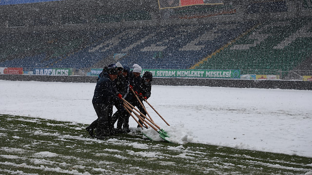 Rizespor-Antalyaspor maçı olumsuz hava koşulları nedeniyle 22. dakikada ertelenmişti.