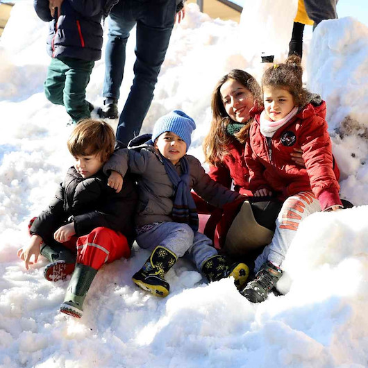 Alanya’da kar görmeyen çocuklara belediyeden kar sürprizi