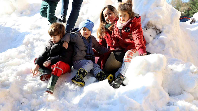 Alanya’da kar görmeyen çocuklara belediyeden kar sürprizi