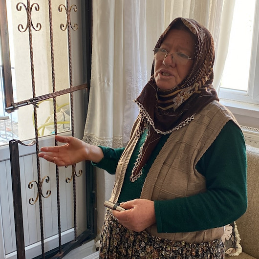 Evine giren hırsızlar yiyip içip kaçtı: 'Arkadaşım' dediği televizyonun çalınmasına üzüldü