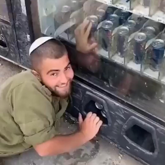 İşgalci İsrail askerinin otomattan içecek çaldığı anlar sosyal medyada gündem oldu