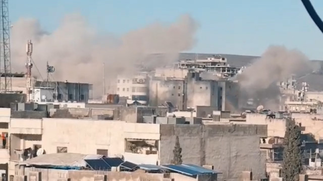 Afrin kent merkezinde yükselen dumanlar