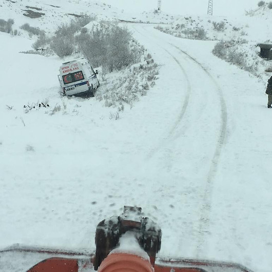 Batmanda karlı yolda kontrolden çıkan ambulans tarlaya düştü