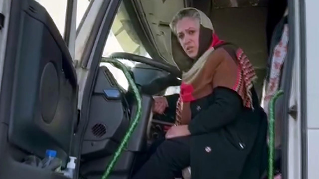 İranlı kadın TIR şoförü Erzurum'da 'kar' molası verdi: Türkiye'nin yolları çok güzel