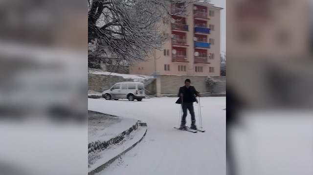 Okul yolunu kayak pistine çeviren öğretmen kayarak okula gidiyor