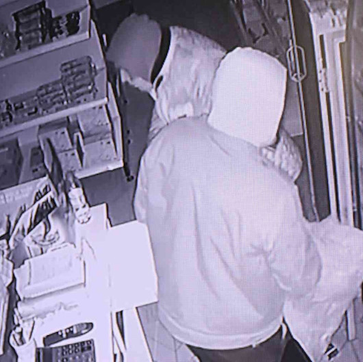 Antalyada hırsızlar levye ile açtıkları marketten 45 bin TLlik hırsızlık yaptı