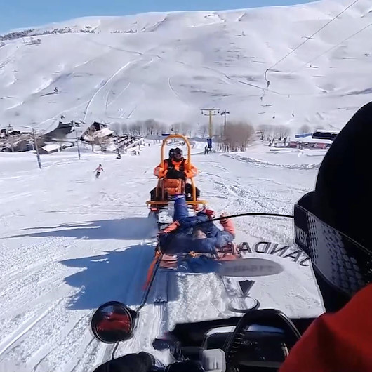 Ayağını kıran kayakçının yardımına Jandarma Arama Kurtarma ekibi yetişti