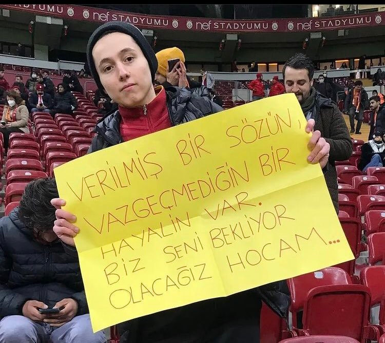 Galatasaraylı yetkililer, Fatih Terim ile ilgili yazılı pankatları da engellemek istedi. Taraftarlar ellerindeki pankartı vermemekte ısrar etti. 