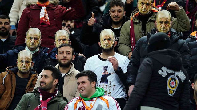 Galatasaraylı bazı taraftarlar Kasımpaşa maçına Fatih Terim maskeleriyle geldi.