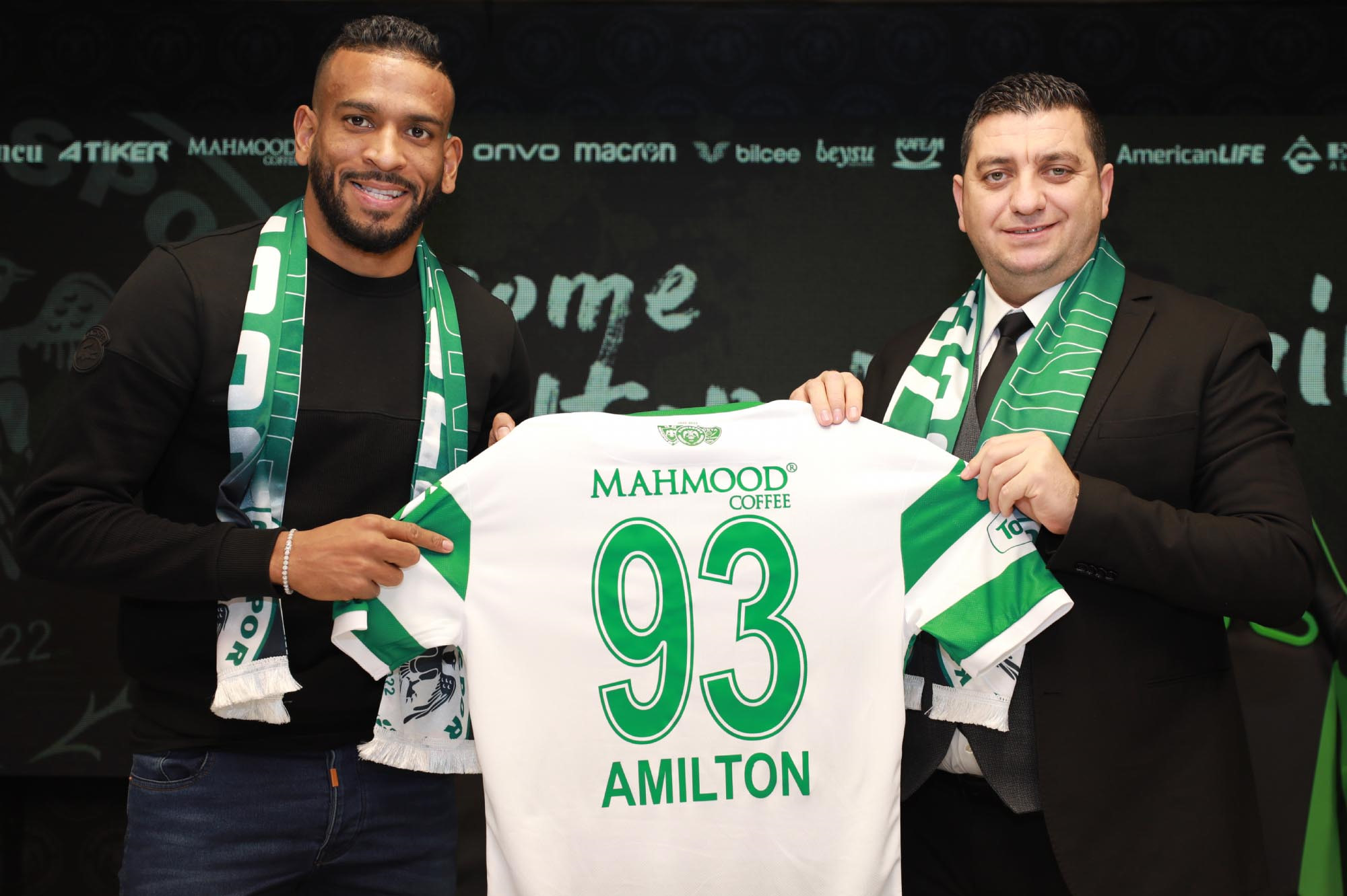 Amilton yeni formasıyla poz verdi.