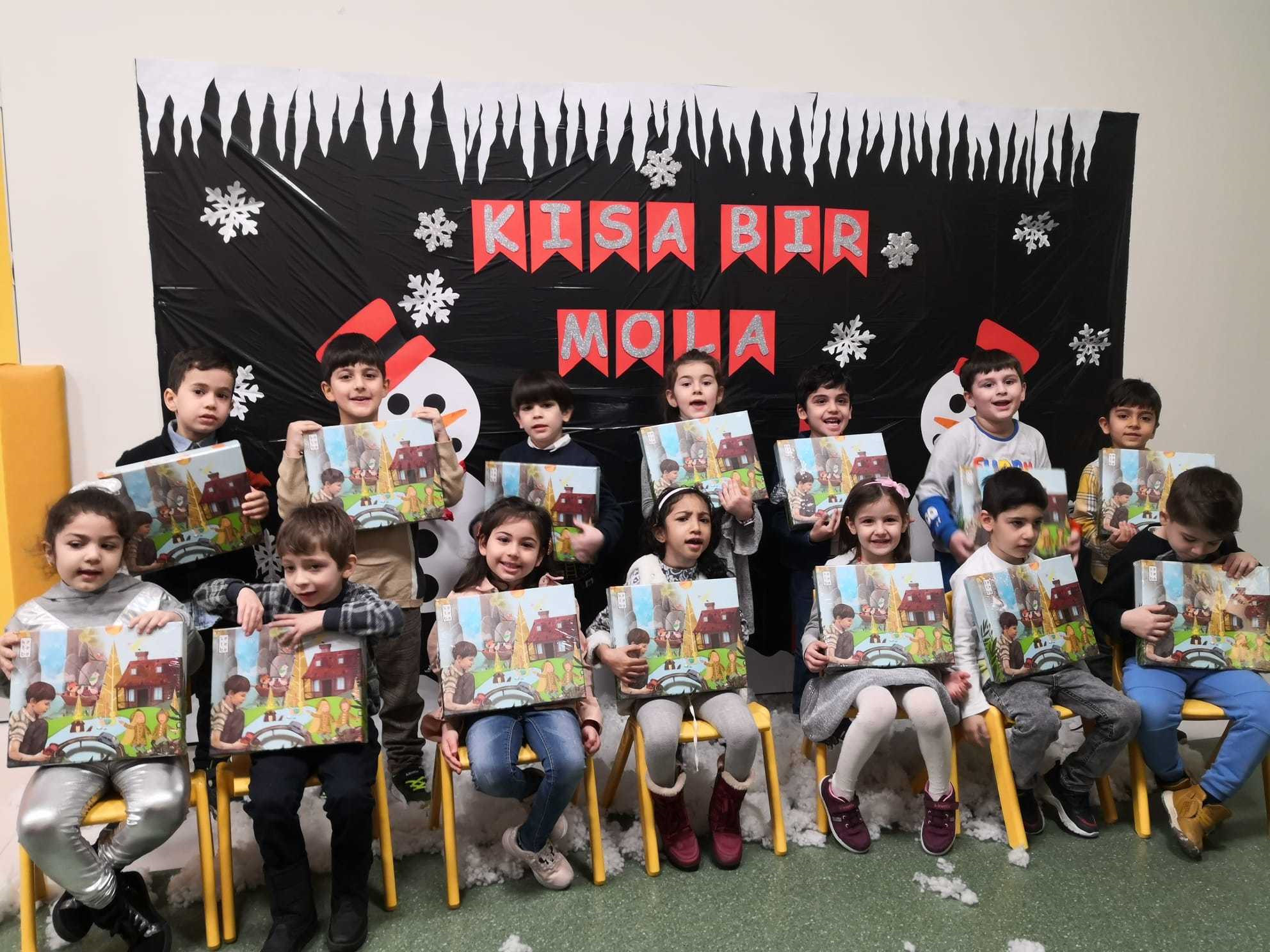 Öğrenciler kendileri için hazırlanan 'kısa bir mola' panosunun önünde hatıra fotoğrafı çekildi.
