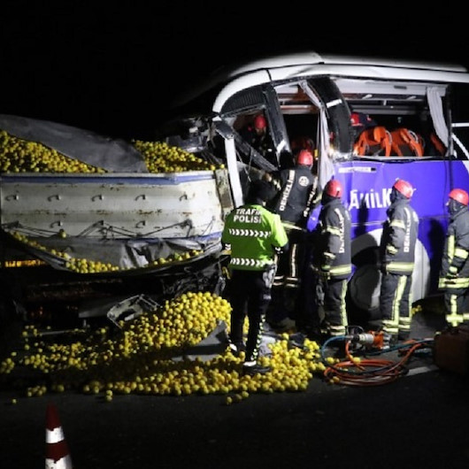 Denizli'de yolcu otobüsü TIR'a çarptı: 1 ölü 21 yaralı