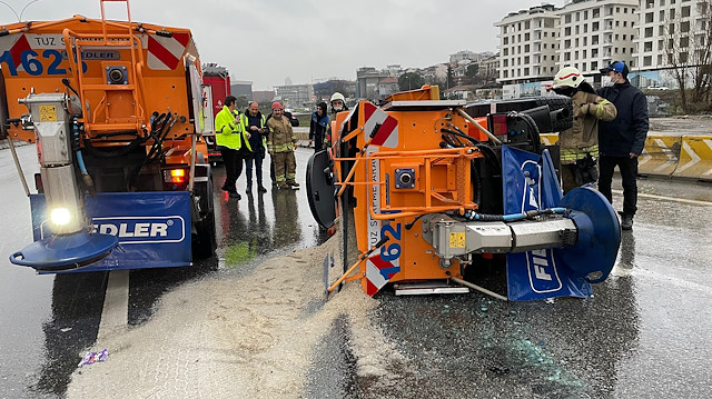 Kadıköy'de kar küreme ve yol tuzlama aracı devrildi