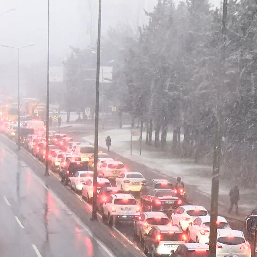 İstanbulda kar yağışıyla birlikte trafik yüzde 90a ulaştı