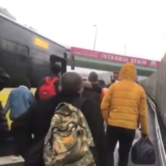 Arızalanan metrobüsten inen yolcular durağa kadar yürüdü