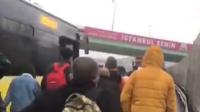 Arızalanan metrobüsten inen yolcular durağa kadar yürüdü