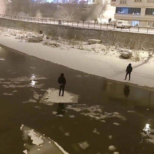 Buzu sal yapıp Çoruh’ta gezintiye çıkan gençler bu kez polise takıldı