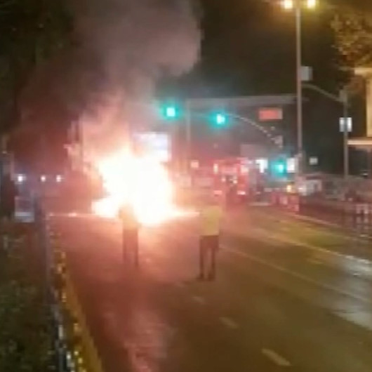 Beşiktaşta seyir halindeki otomobil alev alev yandı